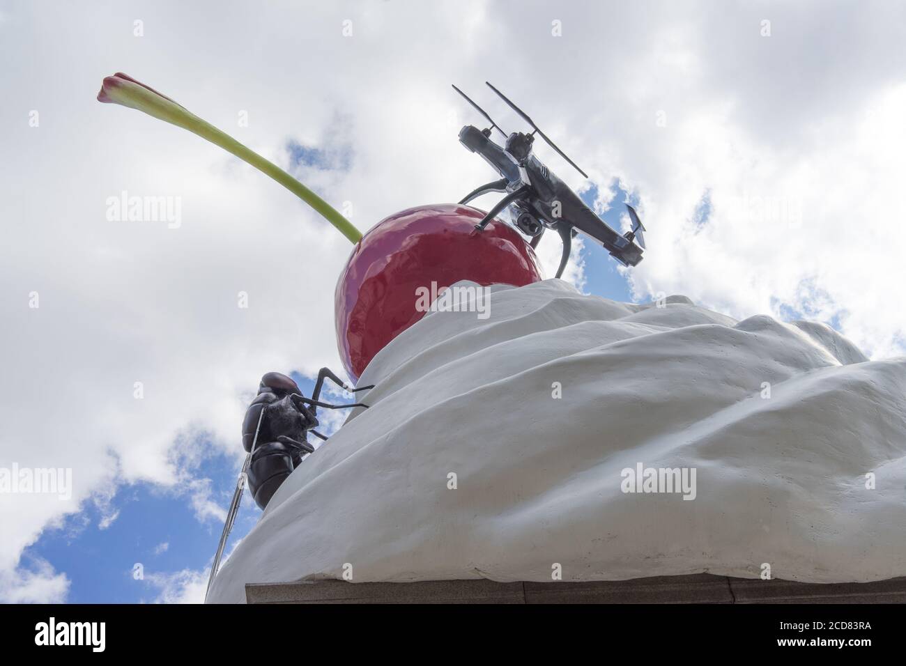 La sculpture d'extrémité sur la quatrième plinthe de Trafalgar Square. Crème fouettée, une mouche et un drone sur une cerise. Vue rapprochée. Londres Banque D'Images