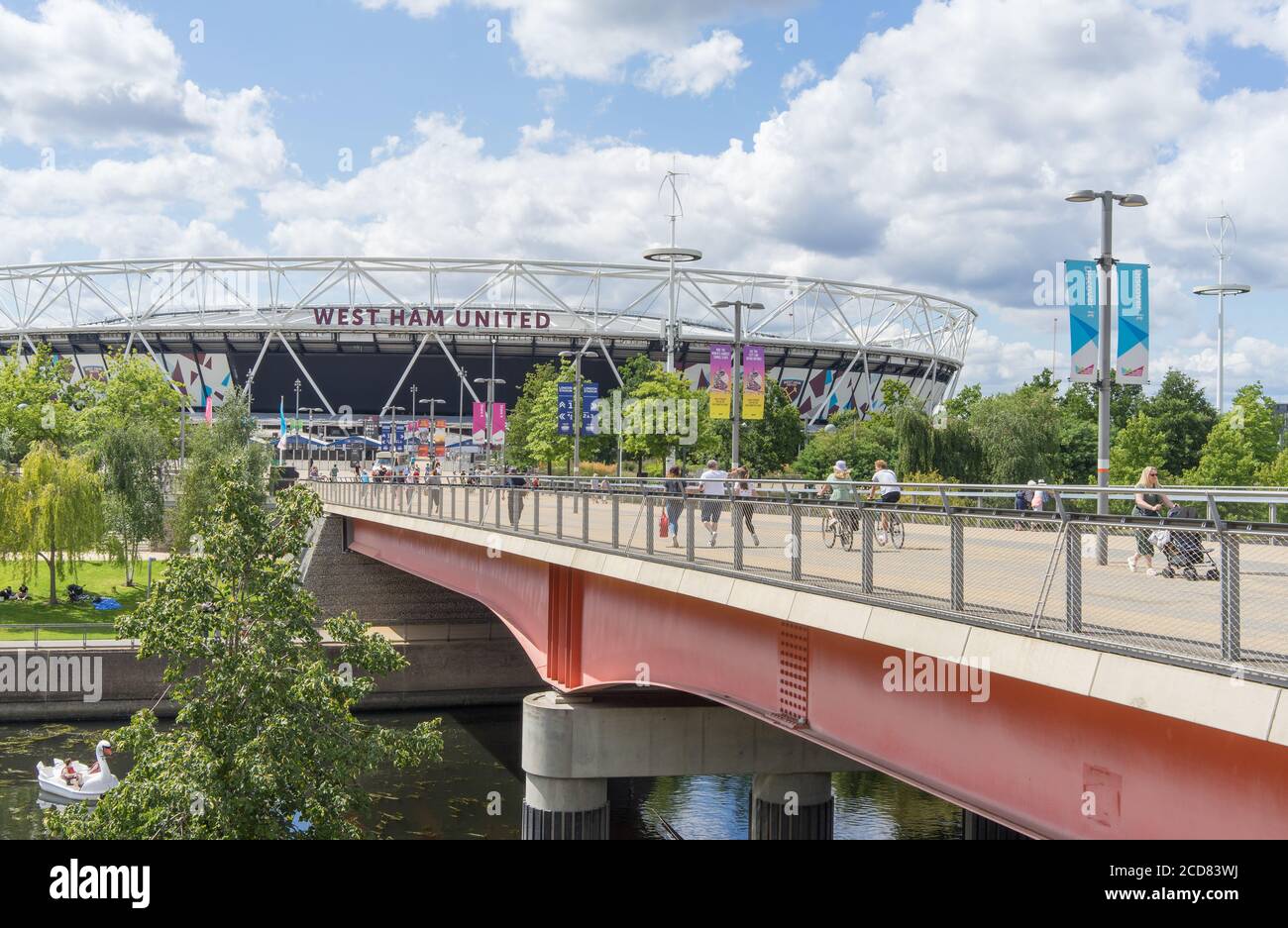 West Ham football Stadium à Stratford par une journée ensoleillée. Prise de vue en grand angle avec pont et personnes en premier plan. Londres Banque D'Images