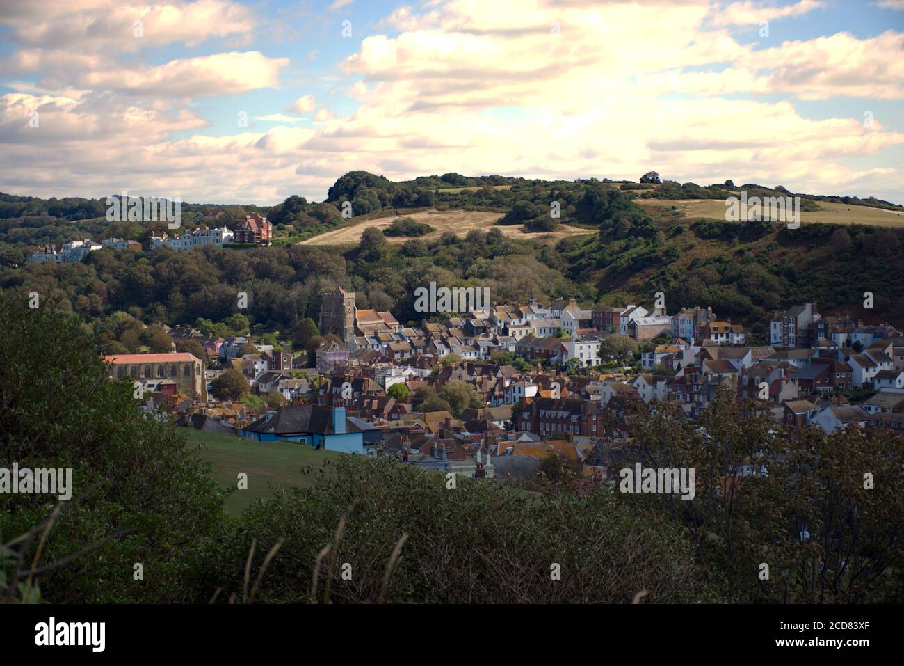 Vue sur une petite ville dans une vallée entourée de collines et de champs. La vieille ville de Hastings vue de West Hill à Hastings, Sussex, Angleterre, Royaume-Uni. Banque D'Images