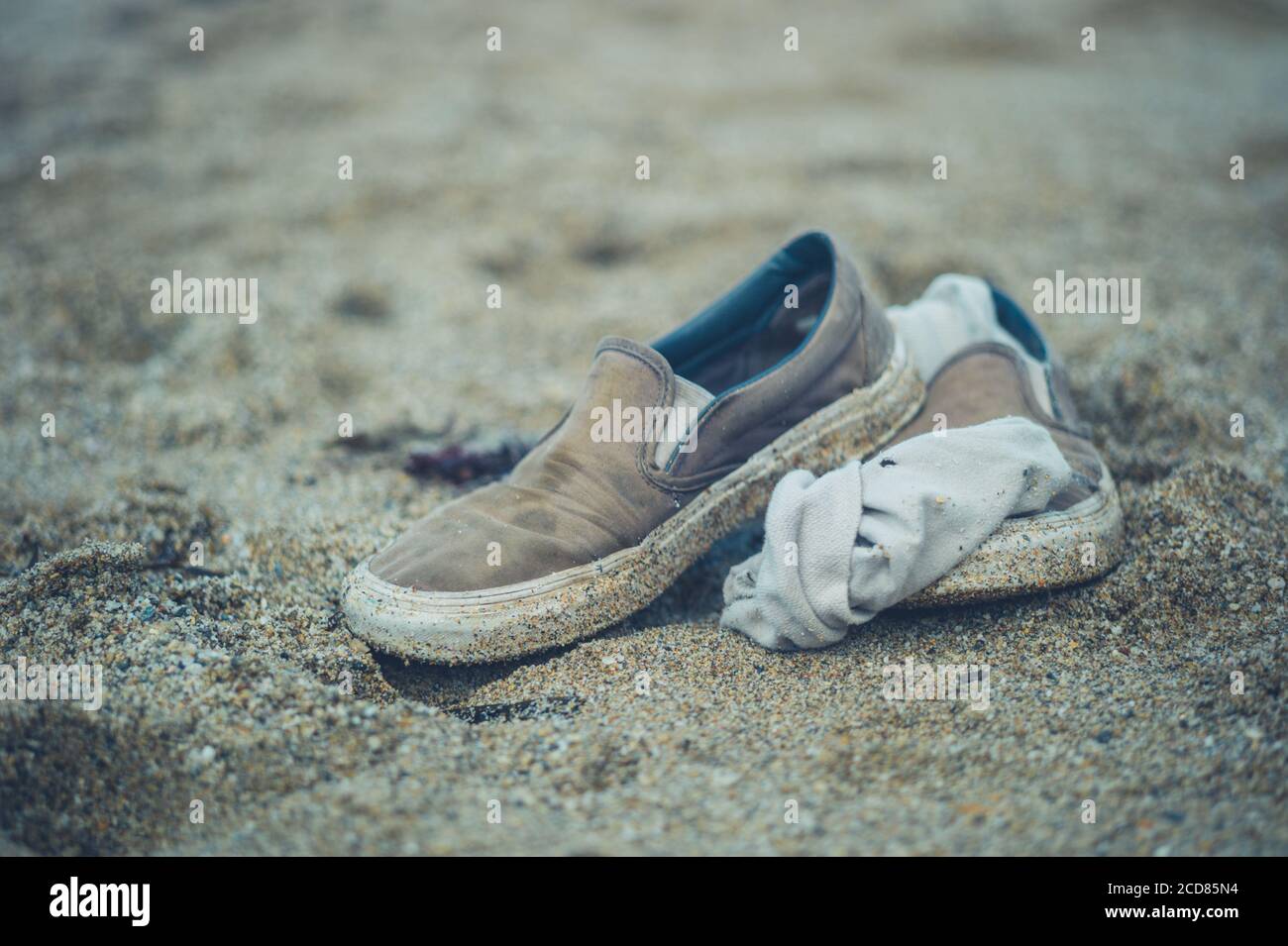 Une paire de chaussures sur la plage en été Banque D'Images