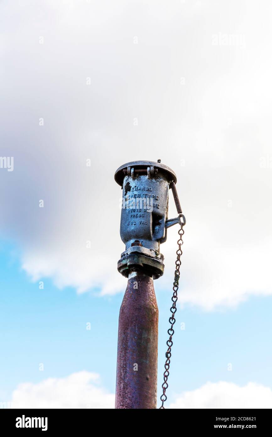 Vanne de la cheminée de pétrole brut, clapet anti-retour de fuite, évasement de gaz, cheminée, clapet de décharge de pression, soupape principale, pétrole brut, soupape, soupape du réservoir de pétrole brut, soupapes Banque D'Images