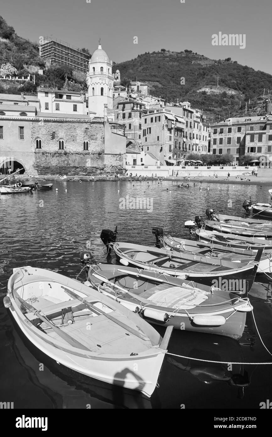 Bateaux dans le port de Vernazza, Cinque Terre, Italie, paysage italien noir et blanc Banque D'Images