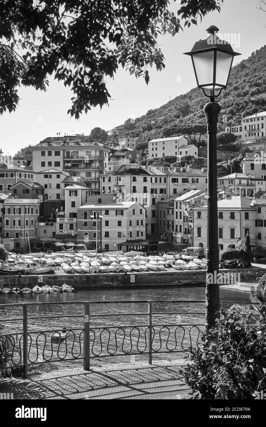 Vue sur Genova Nervi, Gênes, Italie. Paysage italien noir et blanc Banque D'Images