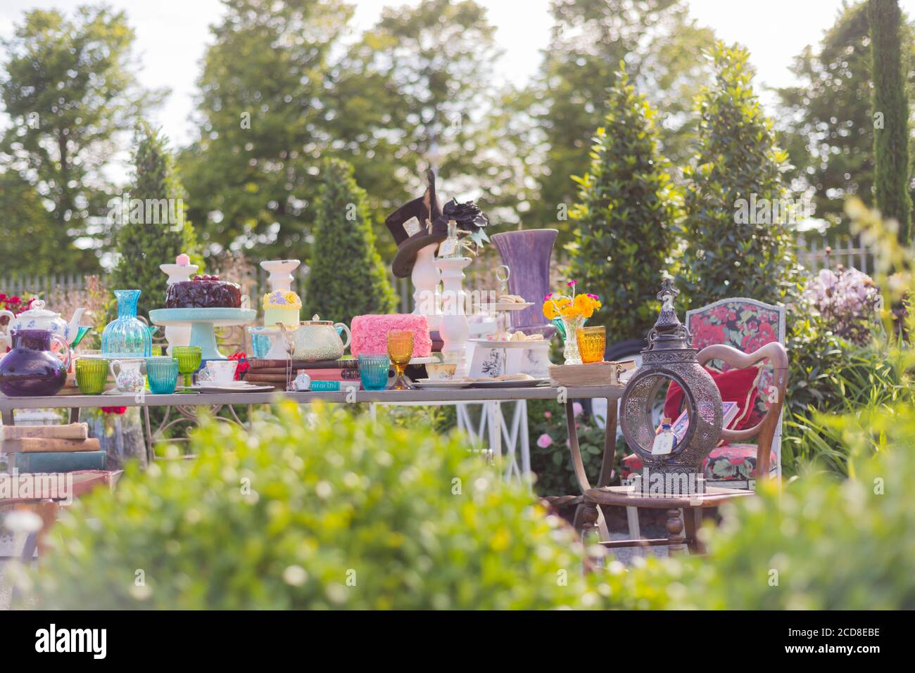 THE MAD HATTER'S TEA PARTY GARDEN AU RHS HAMPTON COURT PALACE FLOWER SHOW 2015 CONÇU PAR CHARLIE BLOOM Banque D'Images
