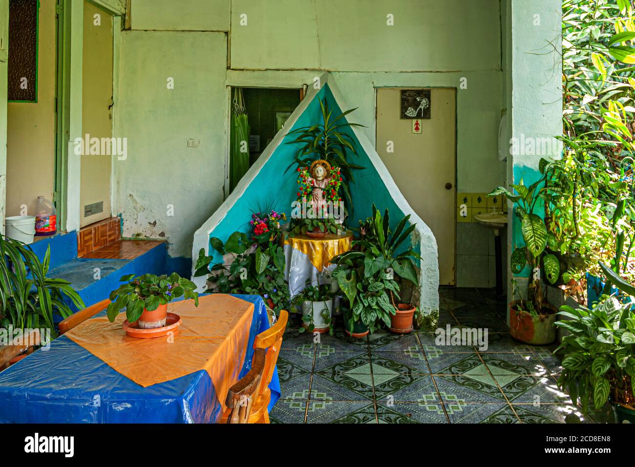 Restaurant au Costa Rica avec des peintures naïves et des portraits en acier Des politiciens sud-américains Banque D'Images