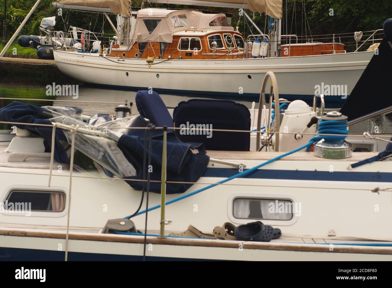 Vue sur une goélette qui surplombe la terrasse de Un yacht amarré à Crinan à la fin de la Le canal de Crinan qui se déforme sur la mer au Loch Crinan Banque D'Images