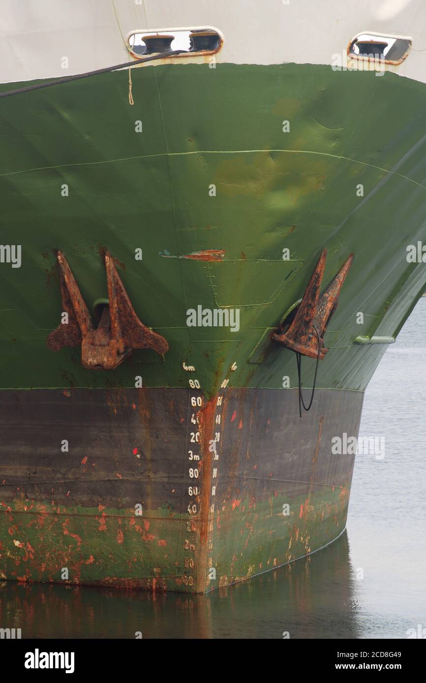 Vue rapprochée de l'arc et des ancres d'un navire Timber Link à l'embarcadère d'Ardrishaig, Argyll, en Écosse, attendant d'être chargé avec le chargement suivant de grumes Banque D'Images