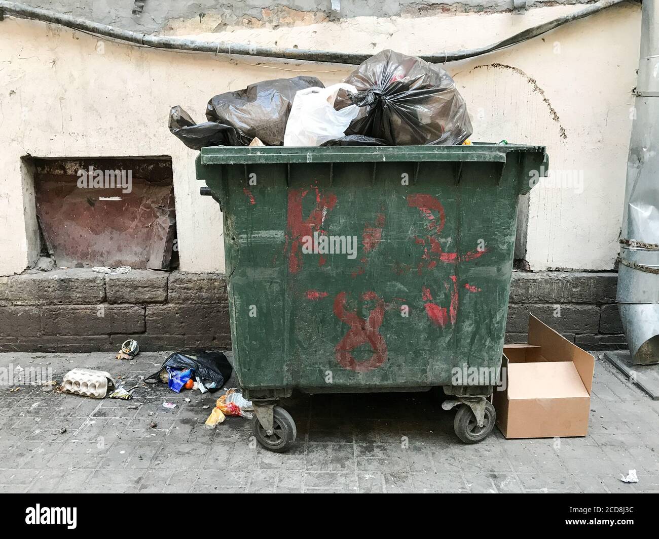 Dirty dumpster Banque de photographies et d'images à haute résolution -  Alamy