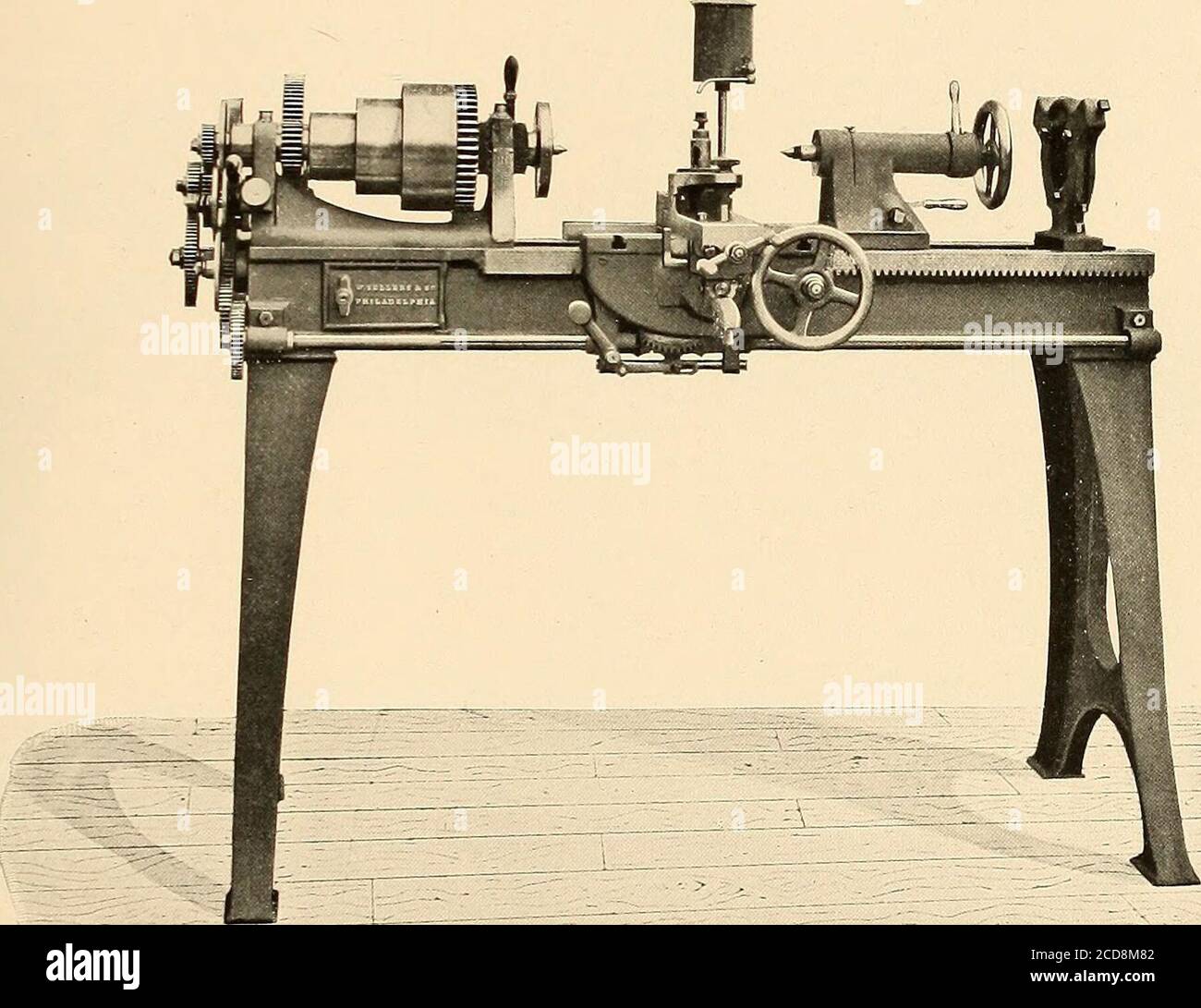 . Catalogue illustré et description générale des machines-outils améliorées pour le travail du métal . Basculer sur MaximumSwing sur le support de glissière LA PLUS COURTE LONGUEUR. Des jupes au-delà de la tête de vie. Lit de distance. Distance entre les centres. Longueur du lit. Entre GirtCenters. 12, 8§ 2 ft. 4 4 pi 73 4 10 16 111 3 pi 5 pi 101 13 20 15,^ 3 pieds Z 7 pi 4 161 25 19] 4 pi ej 9 pi. 20J 30 23^ 5 ft. jo 10 ft. w 241 36 28 6 ft. 3i 12 pi, 29 42 34^ 7 pi. 10 17 pi 4 33f 48 38^ 8 pieds. 10 17 pi ? * 38^ VM. Sellers & Co., I]vcorporated, Philadelphie, Pa. 8i plaque n° 65,. 12 GLISSEMENT auto-AGISSANT BREVETÉ-I.ATHE.Turning et SC Banque D'Images