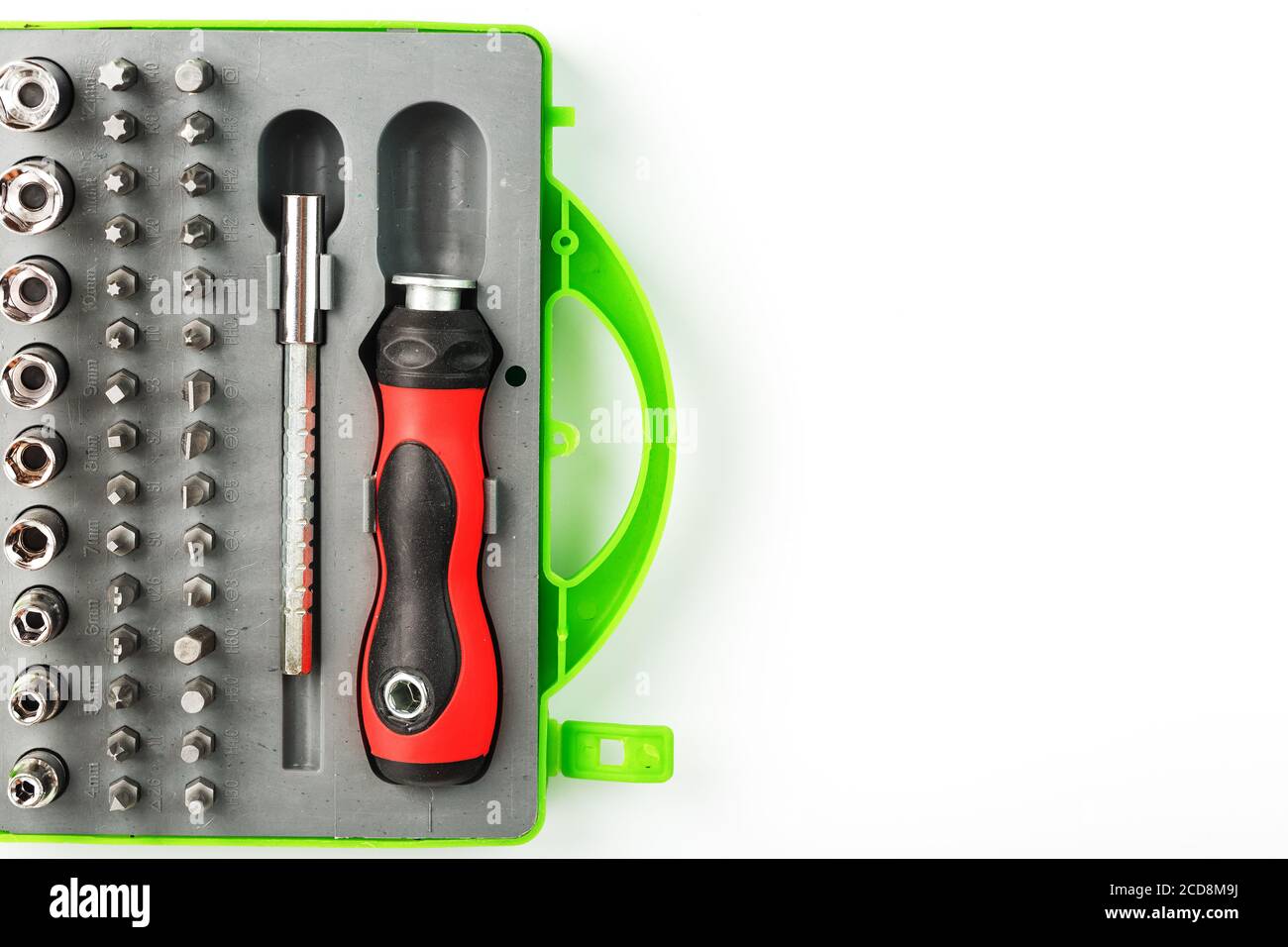 Un jeu d'outils avec divers accessoires, burins et tournevis, pour la réparation de machines et d'équipements. Banque D'Images