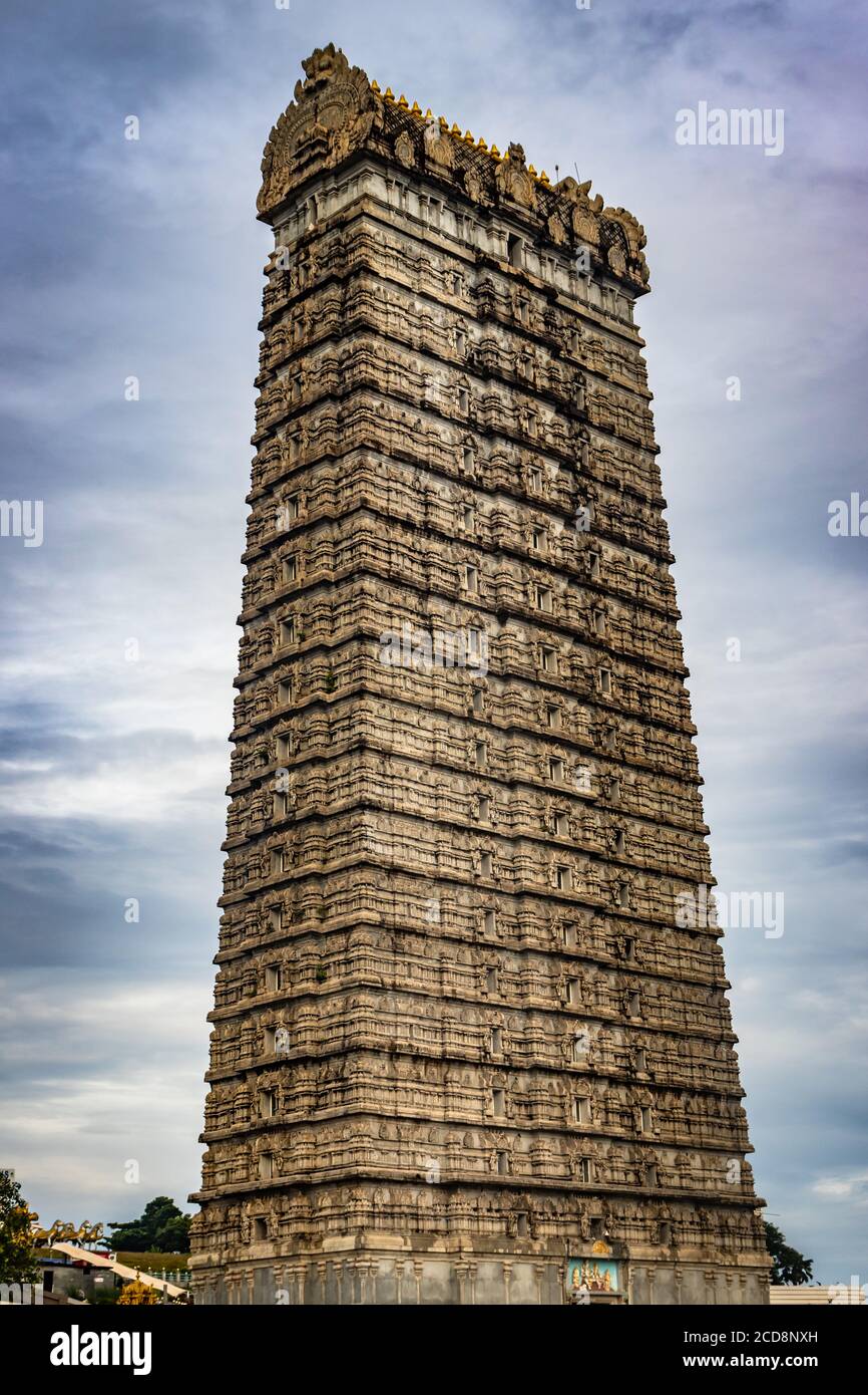 l'entrée en rajagopuram du temple de murdeswar avec une image de ciel plate est prise tôt le matin au karnataka inde de murdeswar. c'est l'un des plus hauts gopuram ou Banque D'Images