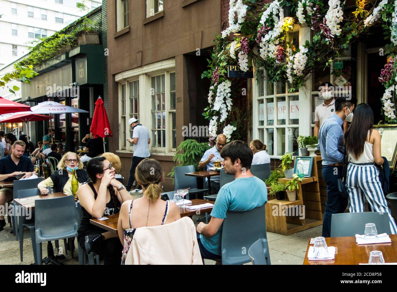 Places assises à l'extérieur pendant la pandémie Covid 19 au restaurant Pinto Garden Thai sur 10th Street à Greenwich Village, New York City, NY, États-Unis Banque D'Images
