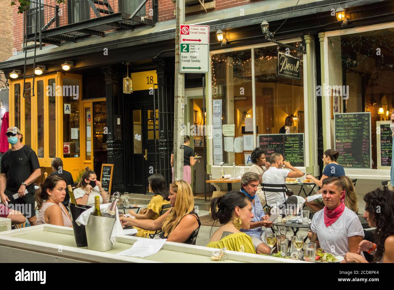 Places assises à l'extérieur pendant la pandémie Covid 19 au Pearl Restaurant sur Cornelia Street à Greenwich Village, New York City, NY, États-Unis Banque D'Images