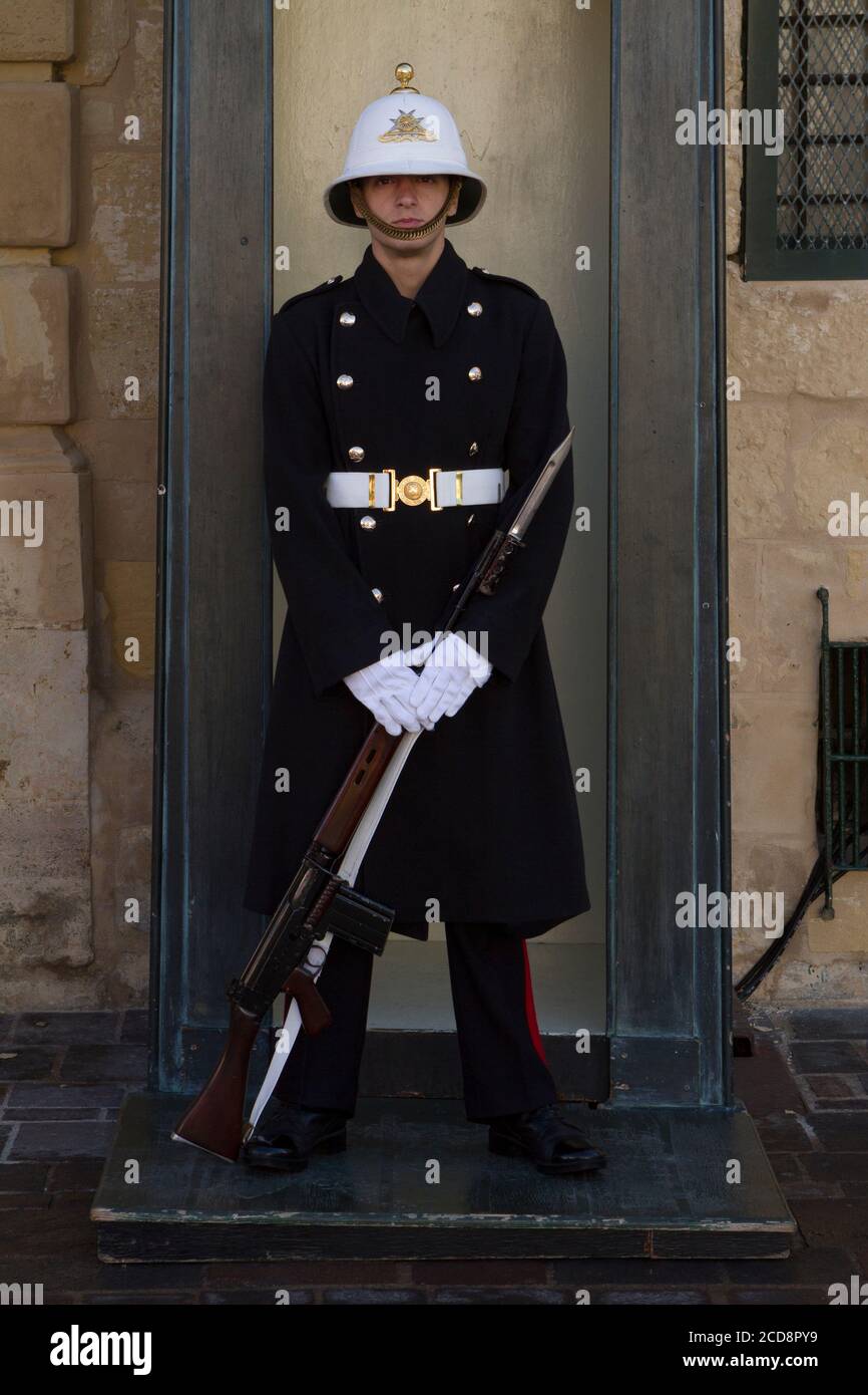 Garde tenant un fusil à baïonnette à l'entrée du Palais du Président à la Valette, Malte Banque D'Images