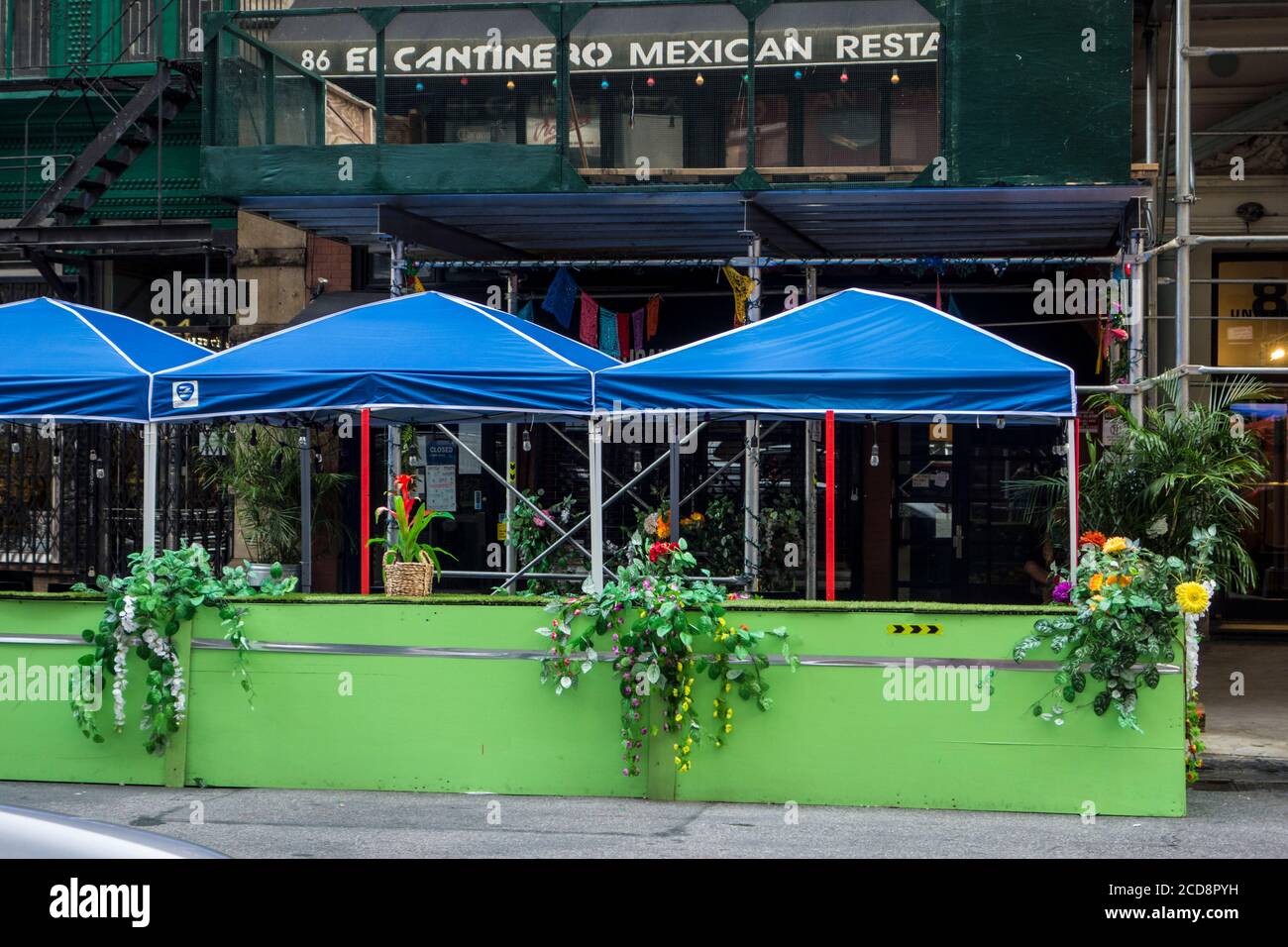 Places assises à l'extérieur pendant la pandémie Covid 19 au restaurant mexicain El Cantinero sur University place, Greenwich Village, New York City, NY, États-Unis Banque D'Images