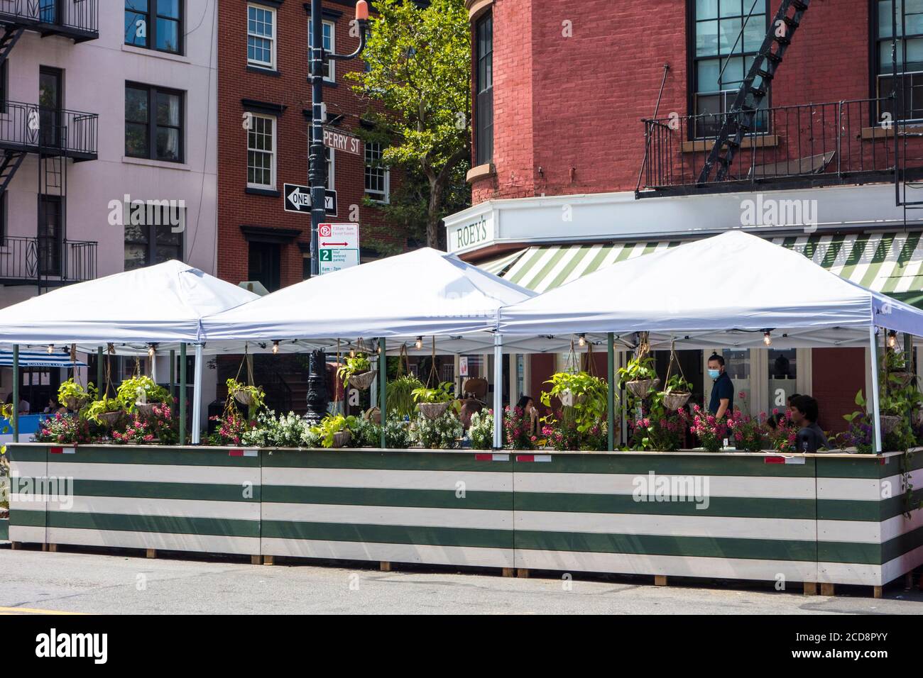 Places assises à l'extérieur pendant la pandémie Covid 19 au Roeys Italian Cafe and Bar sur Greenwich Avenue dans Greenwich Village, New York City, NY, États-Unis Banque D'Images