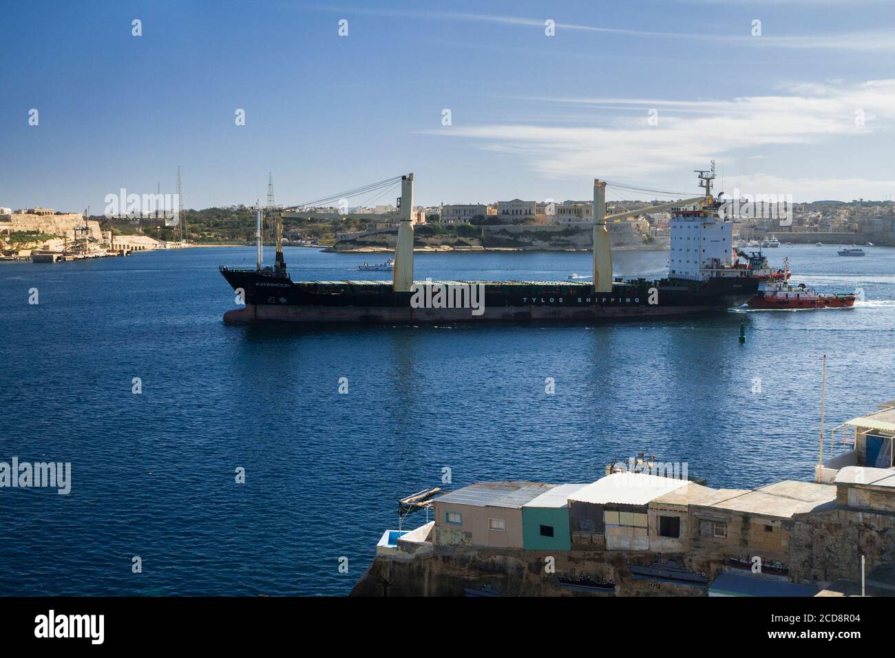 Un navire sortant du Grand Port de la Valette à Malte Banque D'Images