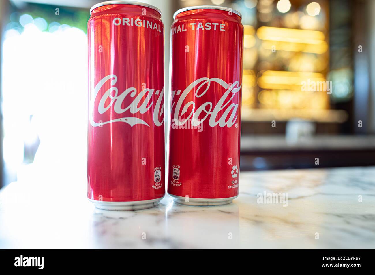 ASSISI, ITALIE - 22 AOÛT 2020 : boîtes de Coca-Cola froides sur une table dans un bar. Coca-Cola, ou Coca-Cola, est une boisson gazeuse fabriquée par le Coca-Cola Banque D'Images