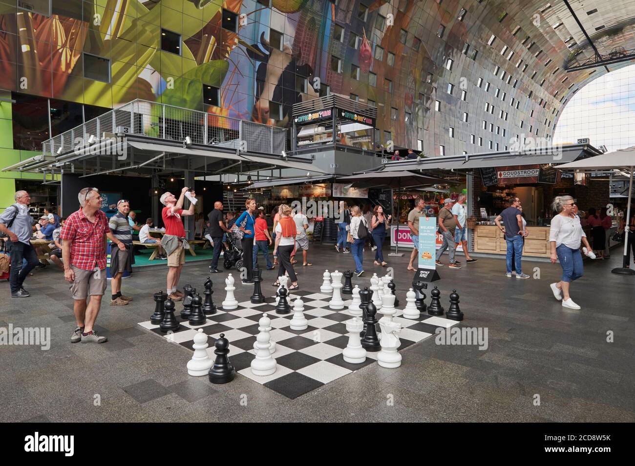 Pays-Bas, Hollande du Sud, Rotterdam, jeu d'échecs géant sur le marché couvert (Markthal) Banque D'Images