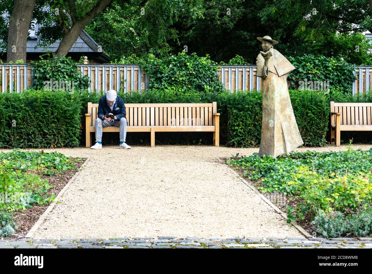 Une statue du Cardinal John Henry Newman dans les jardins du Musée de la littérature Dublin, Irlande. Le musée est situé dans les anciens bâtiments de l'UCD Banque D'Images