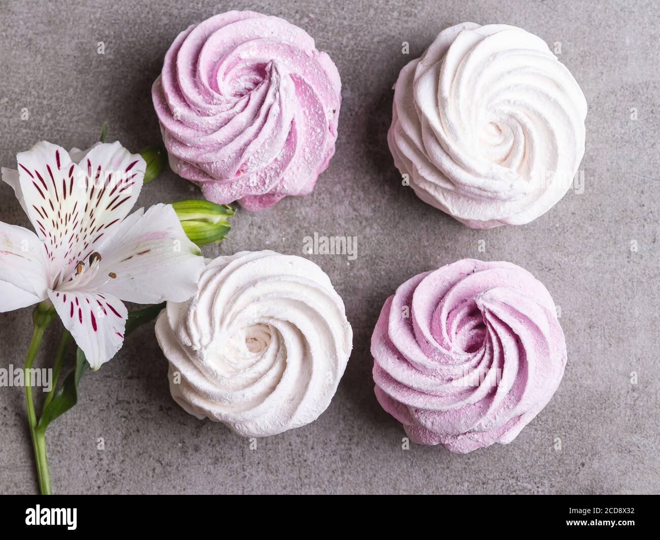 Guimauves blanches et roses faites maison. Bonbons sains faits maison. Gros plan. Banque D'Images