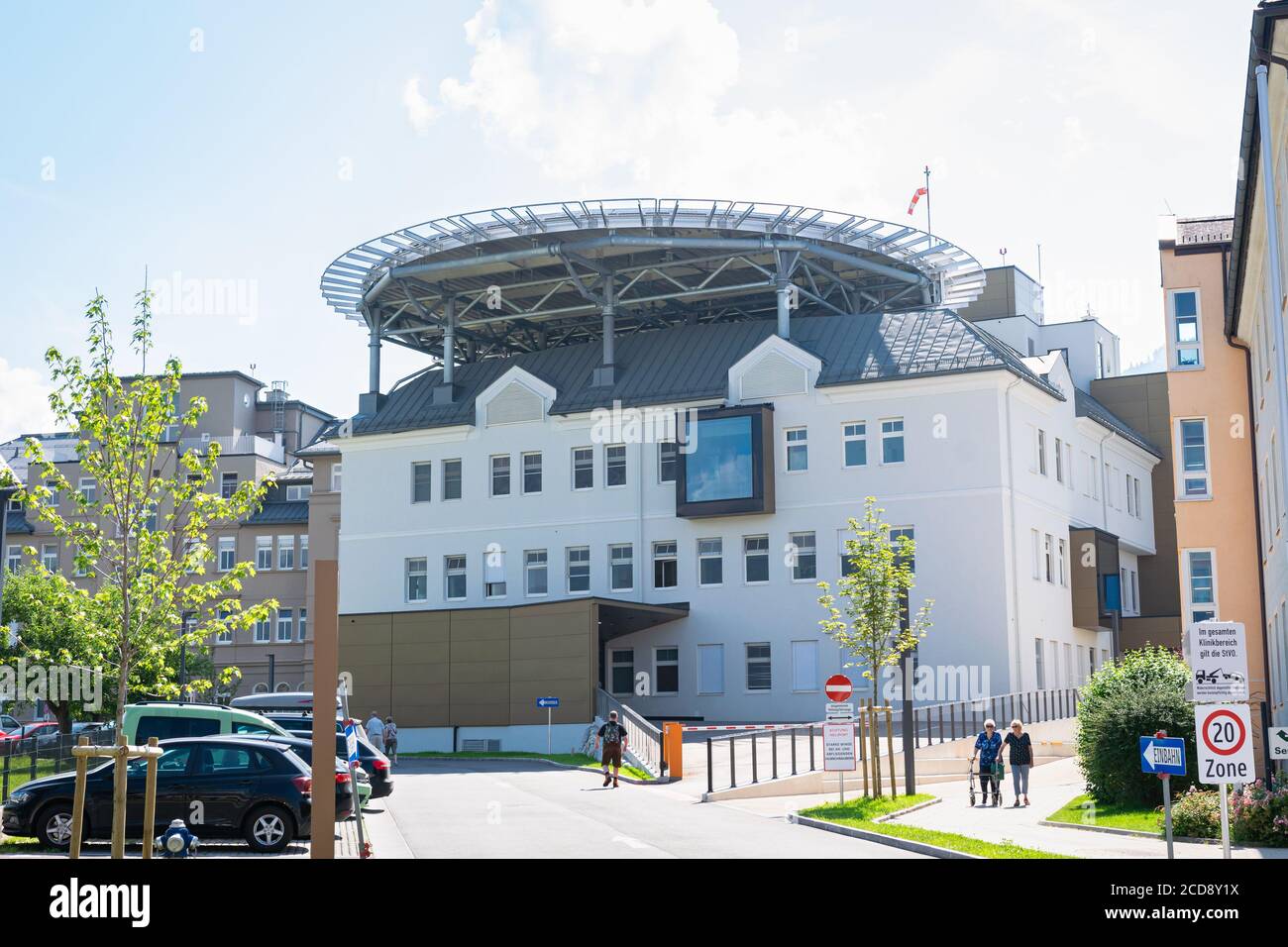 Bâtiment de l'hôpital avec plate-forme d'atterrissage d'urgence par hélicoptère sur le toit Banque D'Images