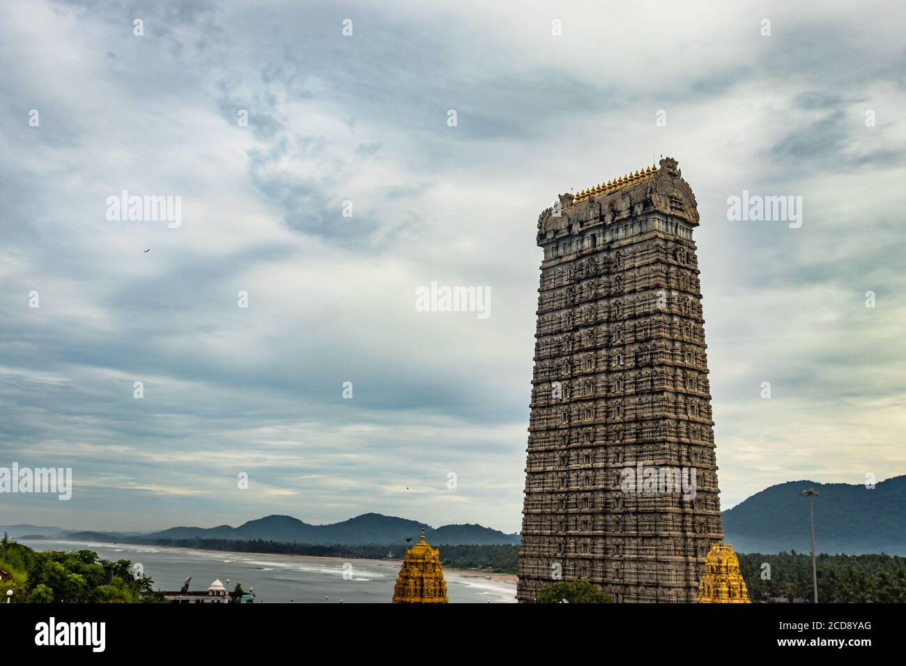 l'entrée en rajagopuram du temple de murdeswar avec une image de ciel plate est prise tôt le matin au karnataka inde de murdeswar. c'est l'un des plus hauts gopuram ou Banque D'Images