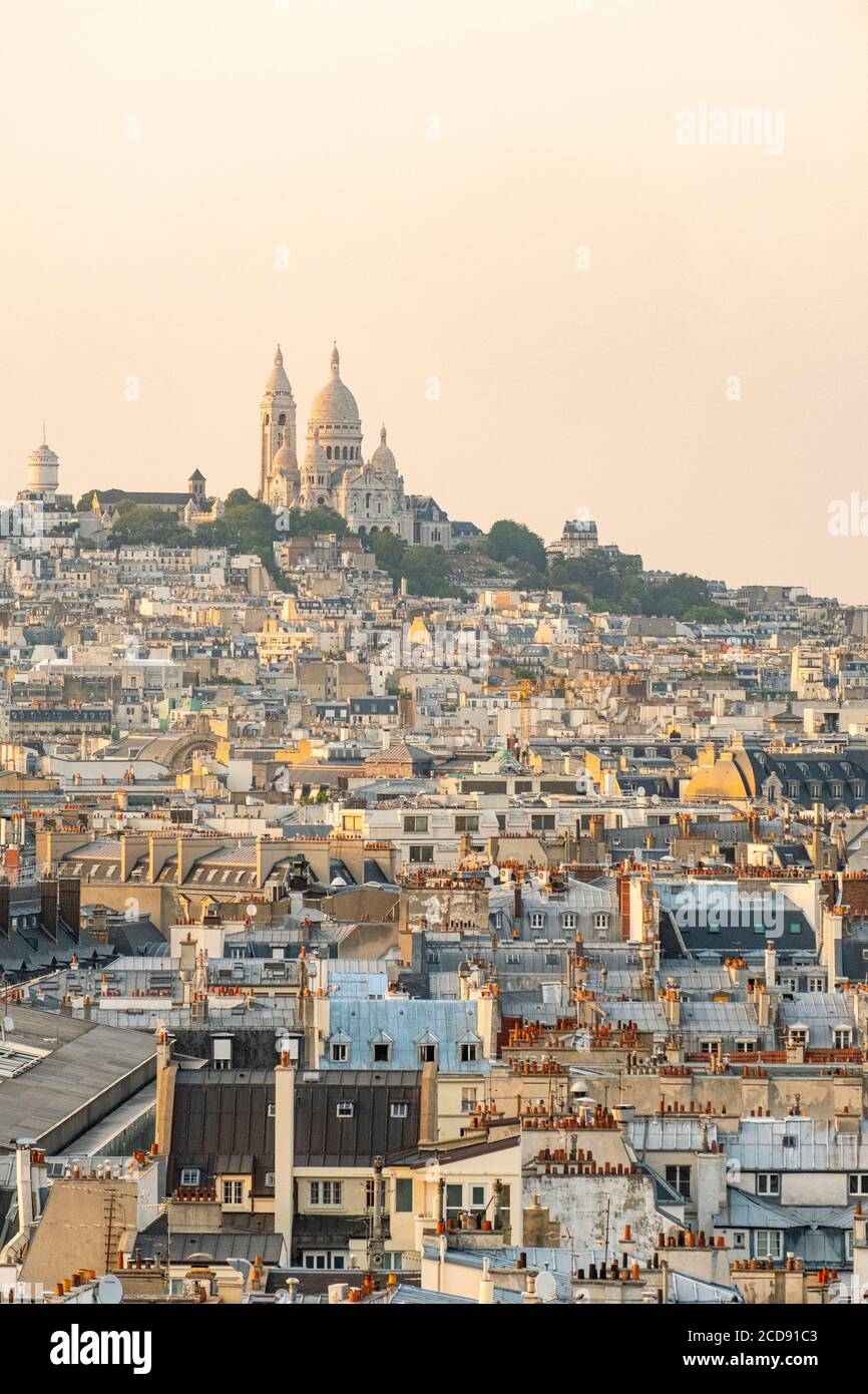 France, Paris, les toits de Paris en zinc et le Sacré-cœur Banque D'Images