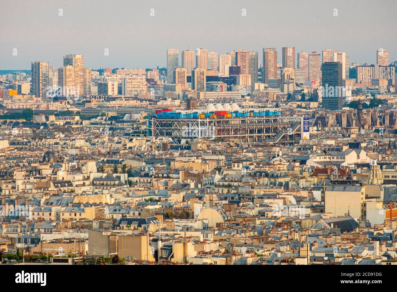 France, Paris, vue sur les toits de Paris en zinc et le Centre Pompidou Banque D'Images