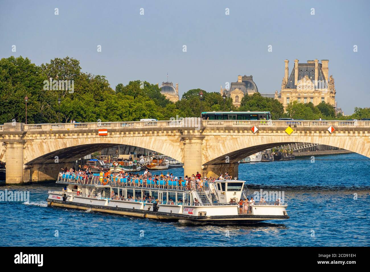France, Paris, région classée au patrimoine mondial de l'UNESCO, le pont du carrousel et un bateau à mouche en face du Louvre Banque D'Images