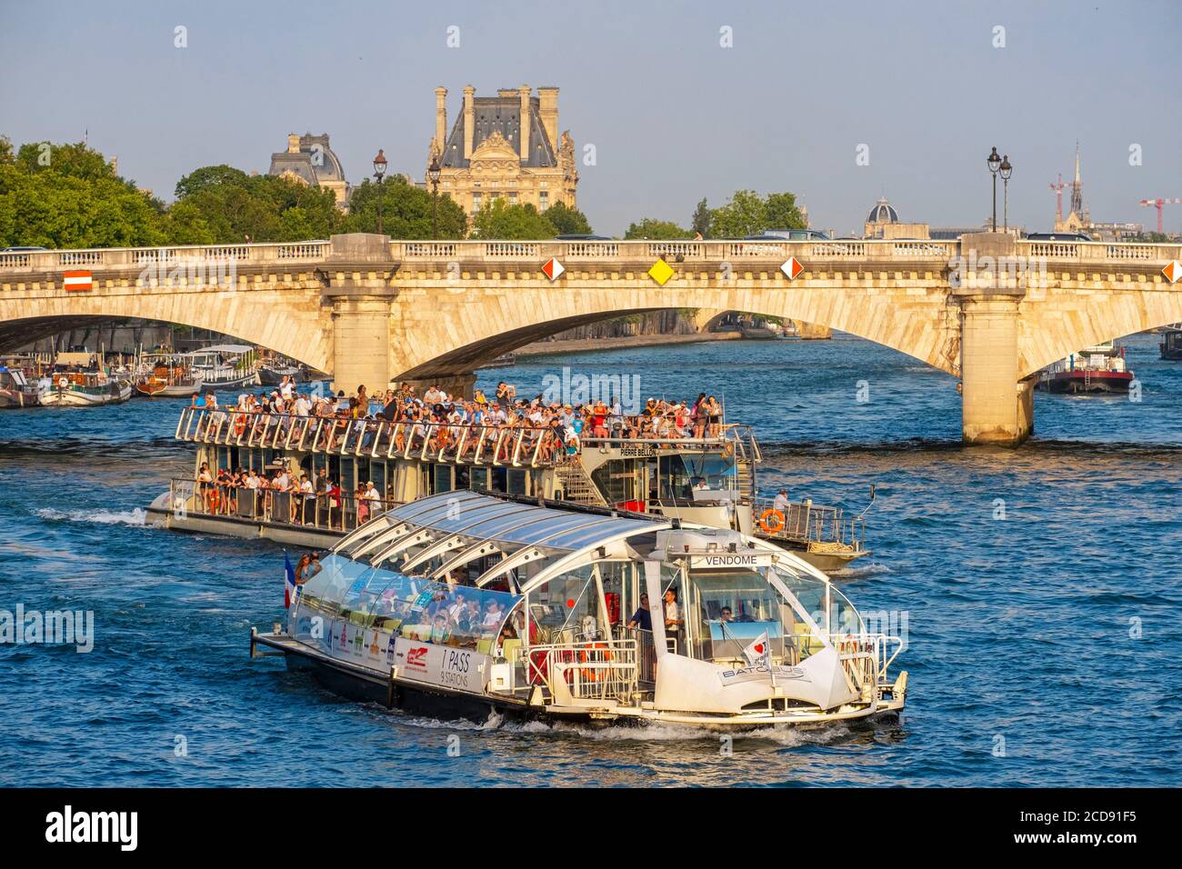France, Paris, région classée au patrimoine mondial de l'UNESCO, le pont du carrousel et un bateau à mouche en face du Louvre Banque D'Images