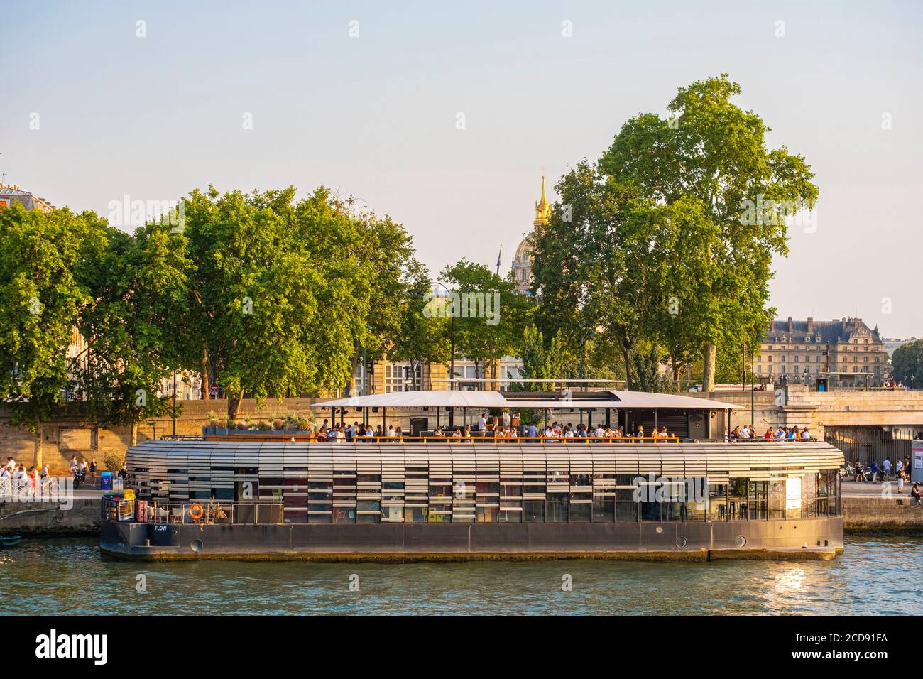 France, Paris, région classée au patrimoine mondial de l'UNESCO, Parc de la Rive de Seine, péniche le débit Banque D'Images