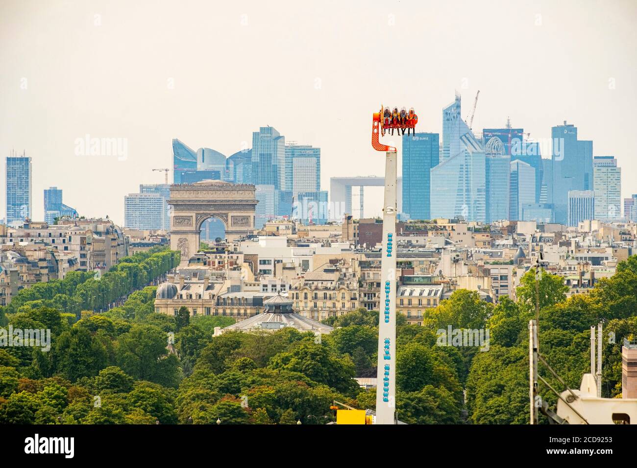 France, Paris, la grande roue de la foire itinérante et le quartier de la Défense Banque D'Images