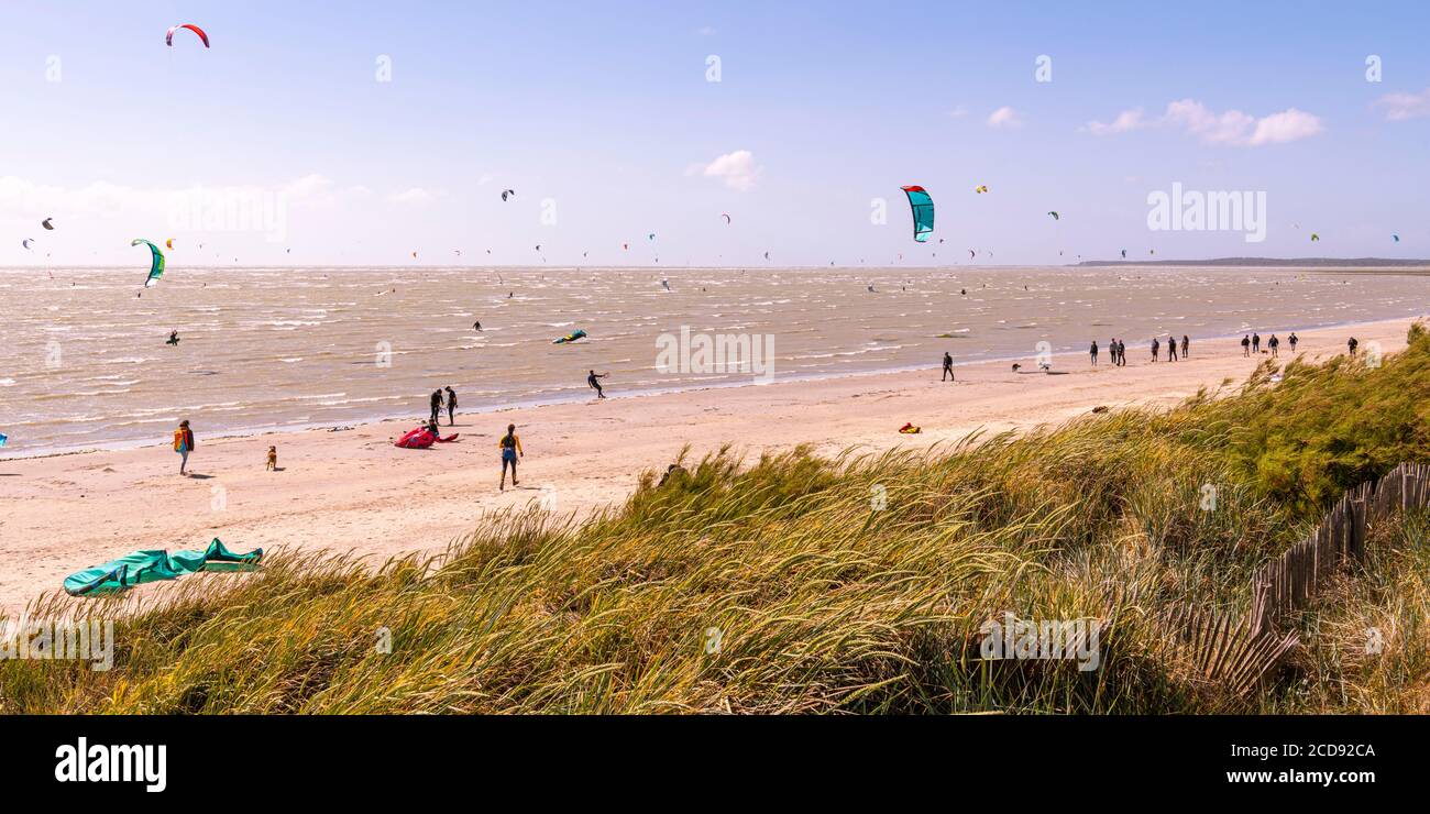 France, somme, Baie de la somme, le Crotoy, Crotoy Beach est un endroit pour le kitesurf et la planche à voile; au lendemain d'une tempête, alors que le soleil est revenu avec un vent puissant, les athlètes sont nombreux et leurs voiles multicolores illuminent le paysage Banque D'Images
