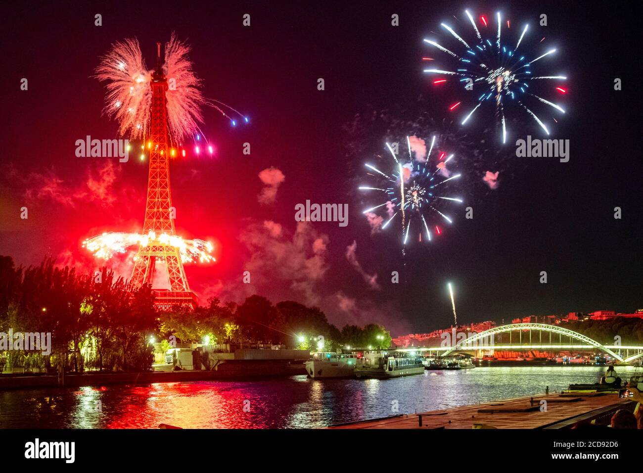 France, Paris, région classée au patrimoine mondial de l'UNESCO, Journée nationale, feux d'artifice du 14 juillet 2019 et Tour Eiffel Banque D'Images