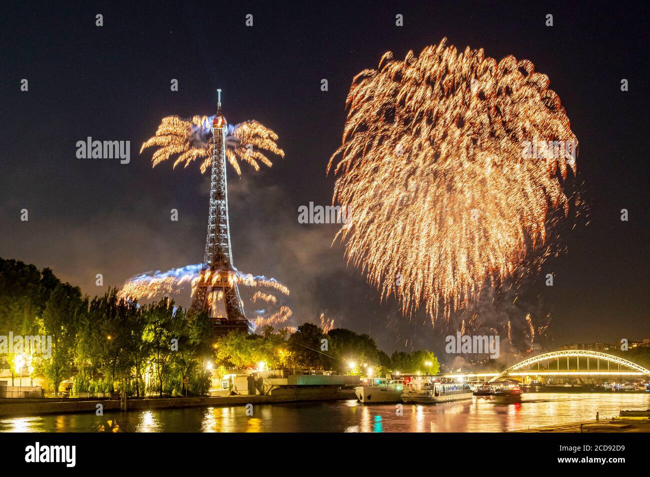 France, Paris, région classée au patrimoine mondial de l'UNESCO, Journée nationale, feux d'artifice du 14 juillet 2019 et Tour Eiffel Banque D'Images