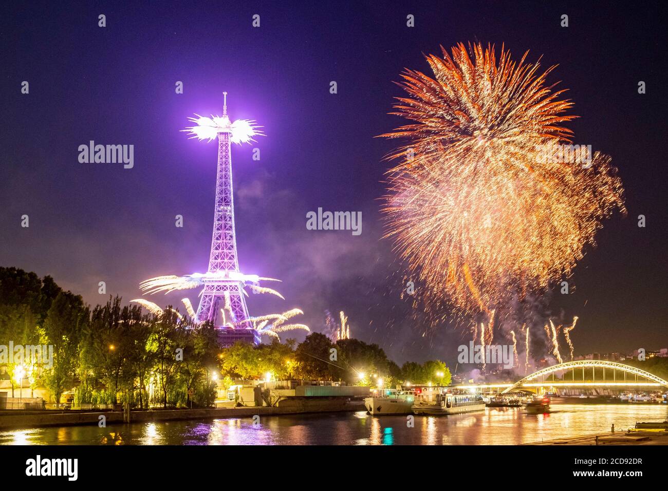 France, Paris, région classée au patrimoine mondial de l'UNESCO, Journée nationale, feux d'artifice du 14 juillet 2019 et Tour Eiffel Banque D'Images