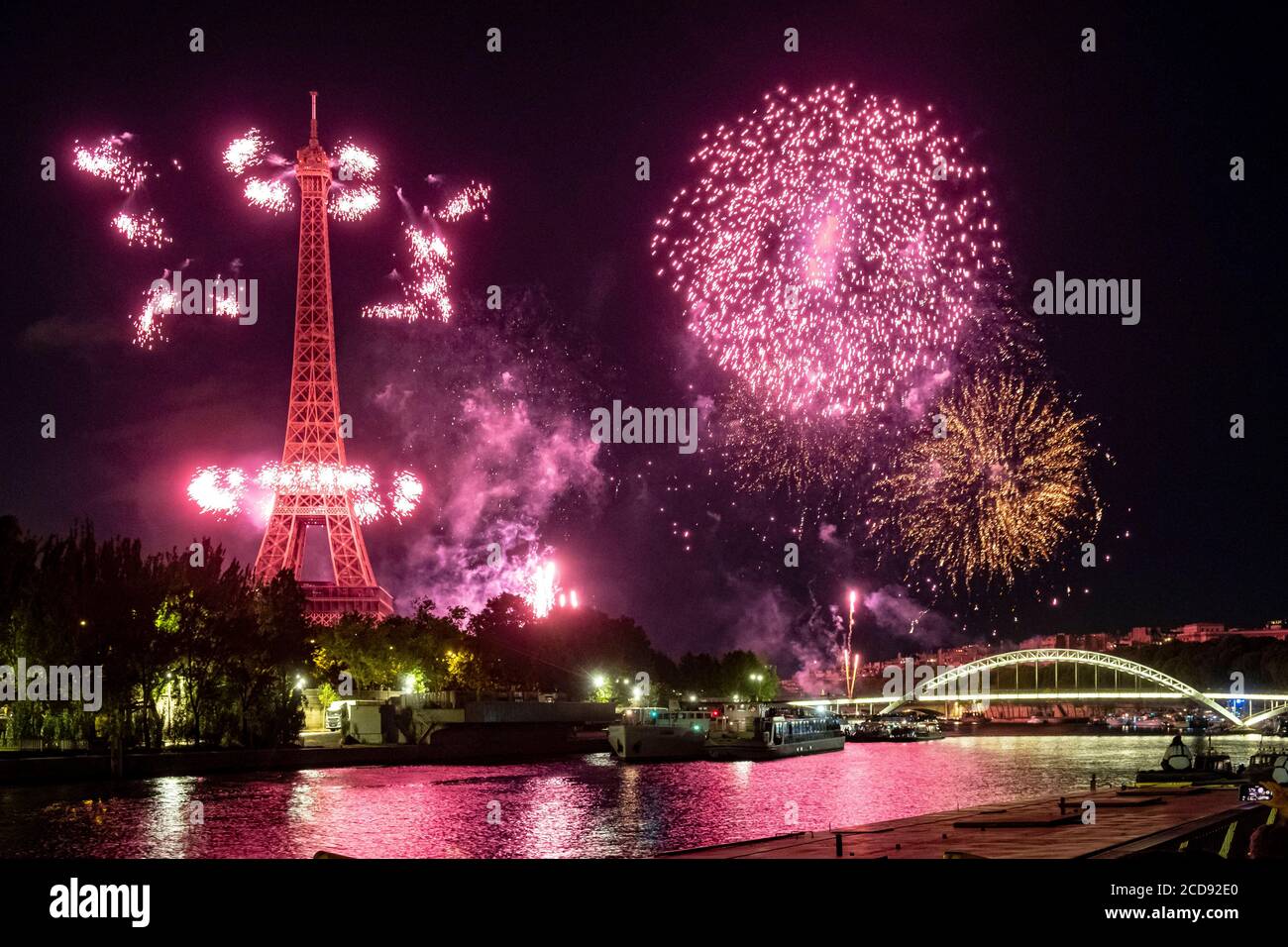 France, Paris, région classée au patrimoine mondial de l'UNESCO, Journée nationale, feux d'artifice du 14 juillet 2019 et Tour Eiffel Banque D'Images