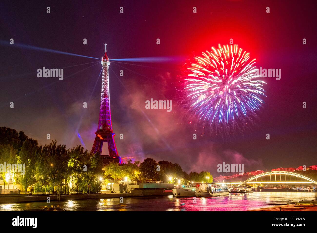 France, Paris, région classée au patrimoine mondial de l'UNESCO, Journée nationale, feux d'artifice du 14 juillet 2019 et Tour Eiffel Banque D'Images