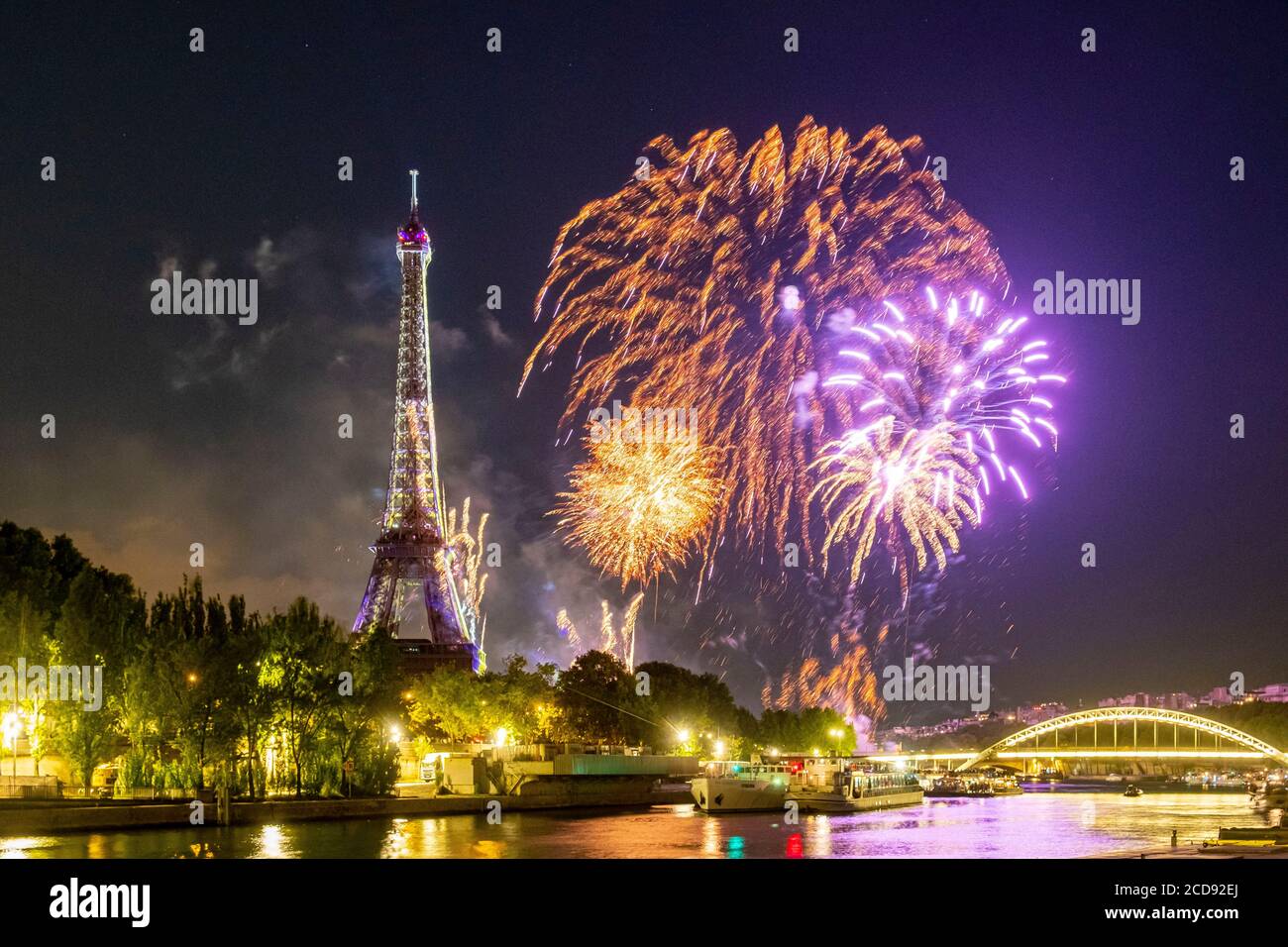 France, Paris, région classée au patrimoine mondial de l'UNESCO, Journée nationale, feux d'artifice du 14 juillet 2019 et Tour Eiffel Banque D'Images