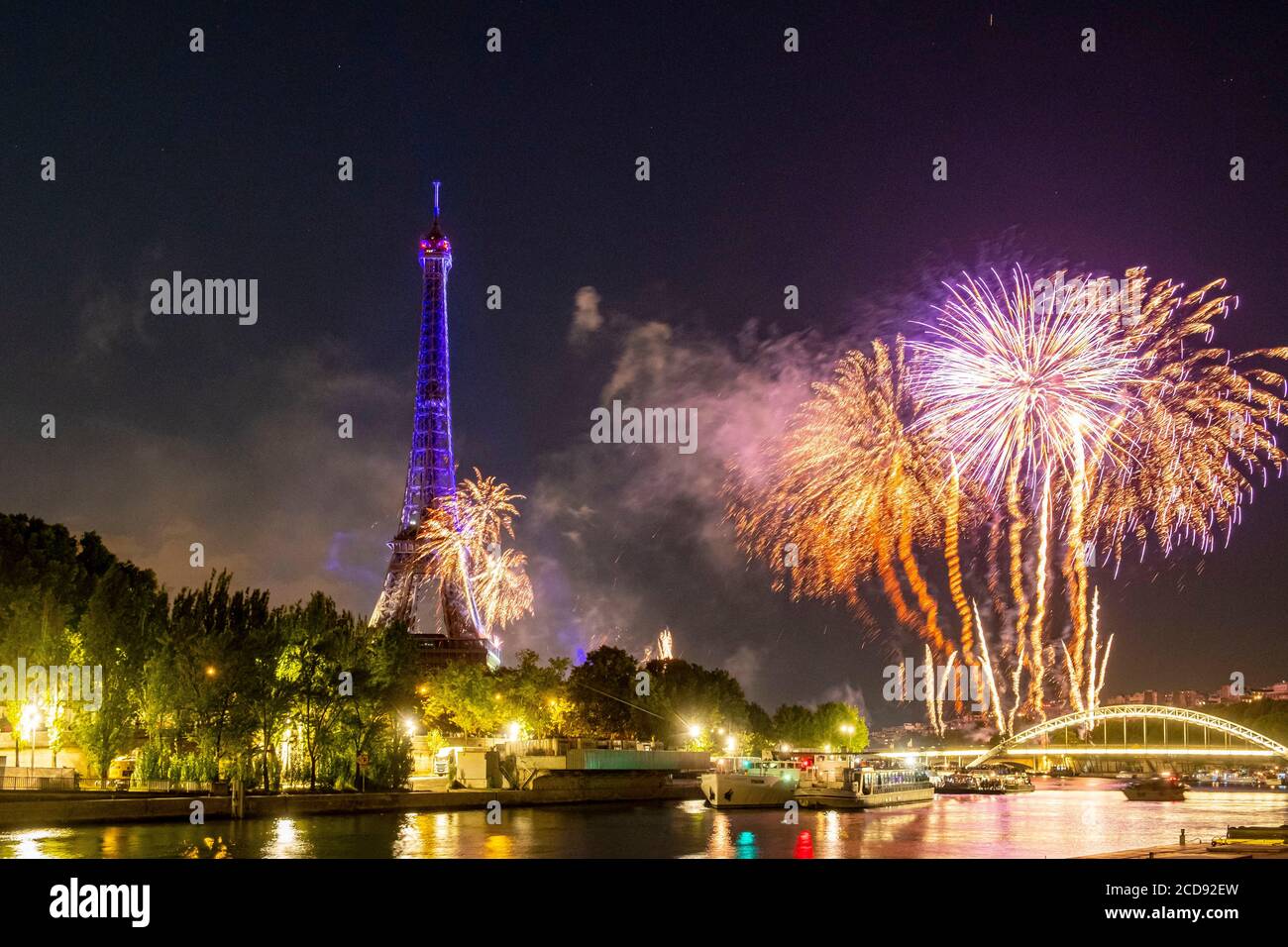 France, Paris, région classée au patrimoine mondial de l'UNESCO, Journée nationale, feux d'artifice du 14 juillet 2019 et Tour Eiffel Banque D'Images