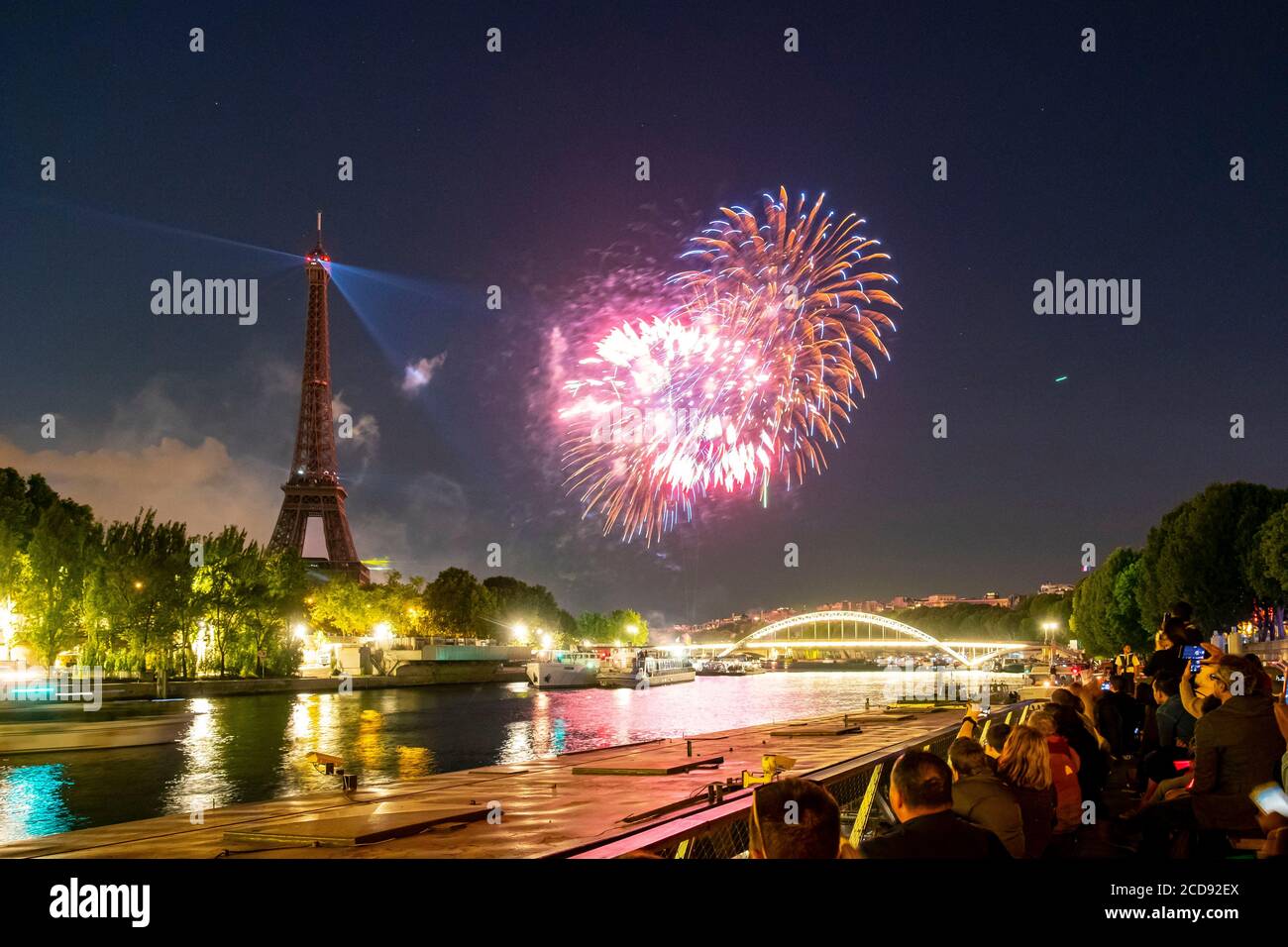 France, Paris, région classée au patrimoine mondial de l'UNESCO, Journée nationale, feux d'artifice du 14 juillet 2019 et Tour Eiffel Banque D'Images