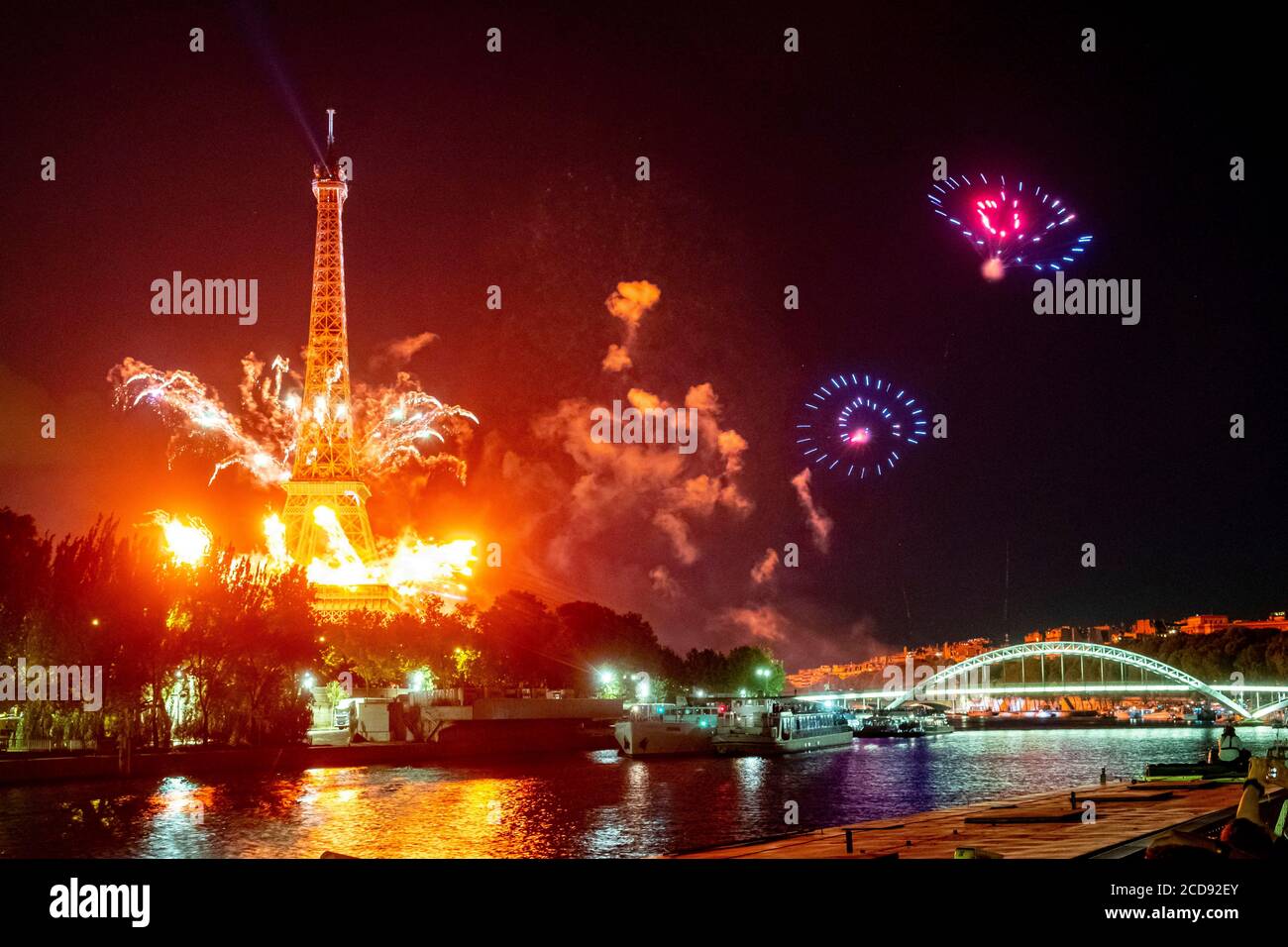 France, Paris, région classée au patrimoine mondial de l'UNESCO, Journée nationale, feux d'artifice du 14 juillet 2019 et Tour Eiffel Banque D'Images