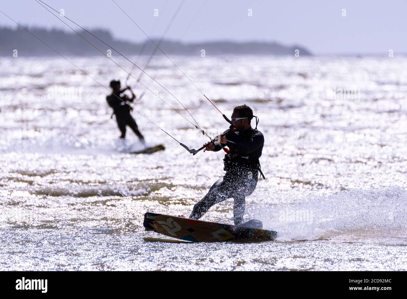 France, somme, Baie de la somme, le Crotoy, Crotoy Beach est un endroit pour le kitesurf et la planche à voile; au lendemain d'une tempête, alors que le soleil est revenu avec un vent puissant, les athlètes sont nombreux et leurs voiles multicolores illuminent le paysage Banque D'Images
