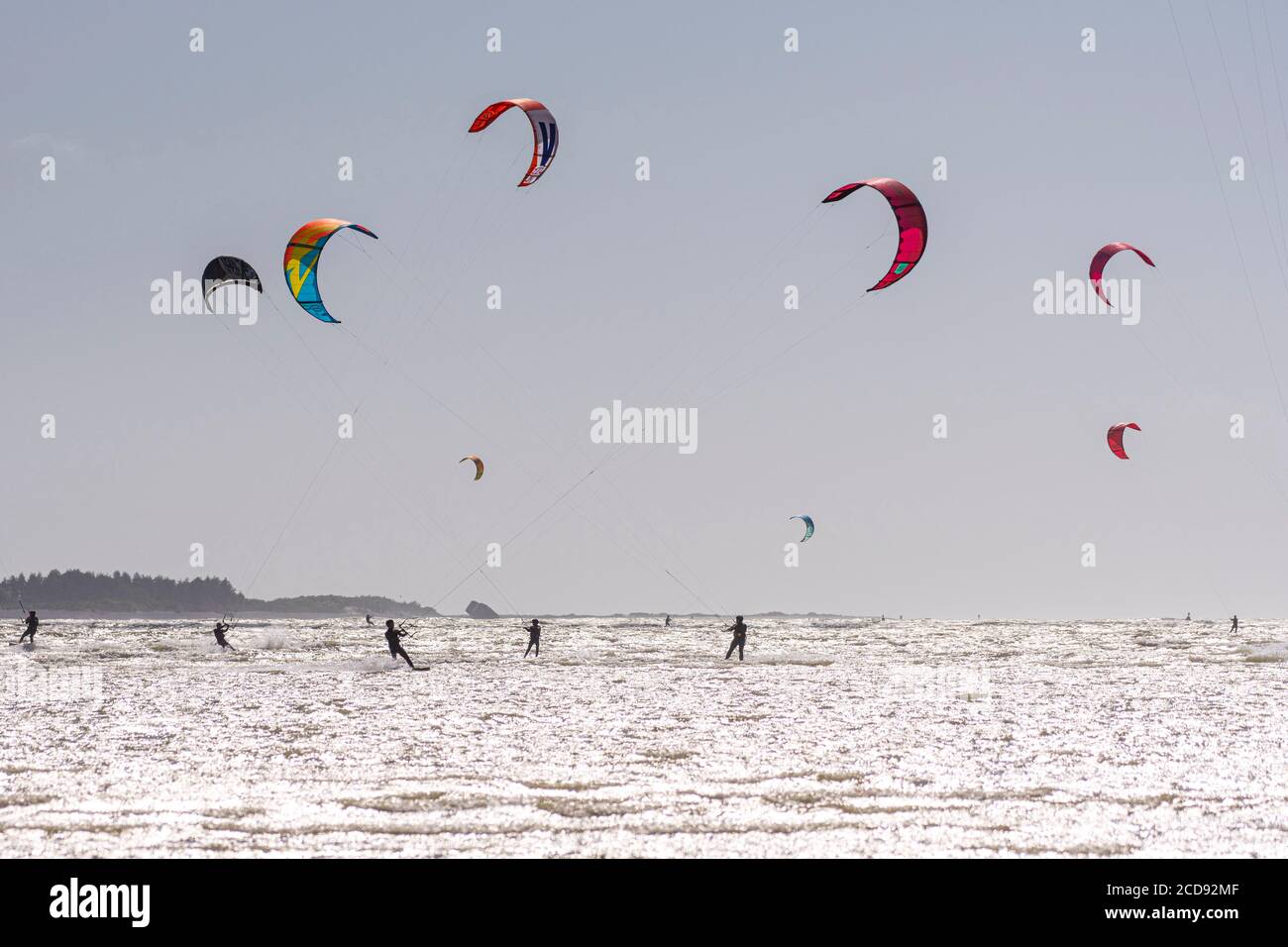 France, somme, Baie de la somme, le Crotoy, Crotoy Beach est un endroit pour le kitesurf et la planche à voile; au lendemain d'une tempête, alors que le soleil est revenu avec un vent puissant, les athlètes sont nombreux et leurs voiles multicolores illuminent le paysage Banque D'Images