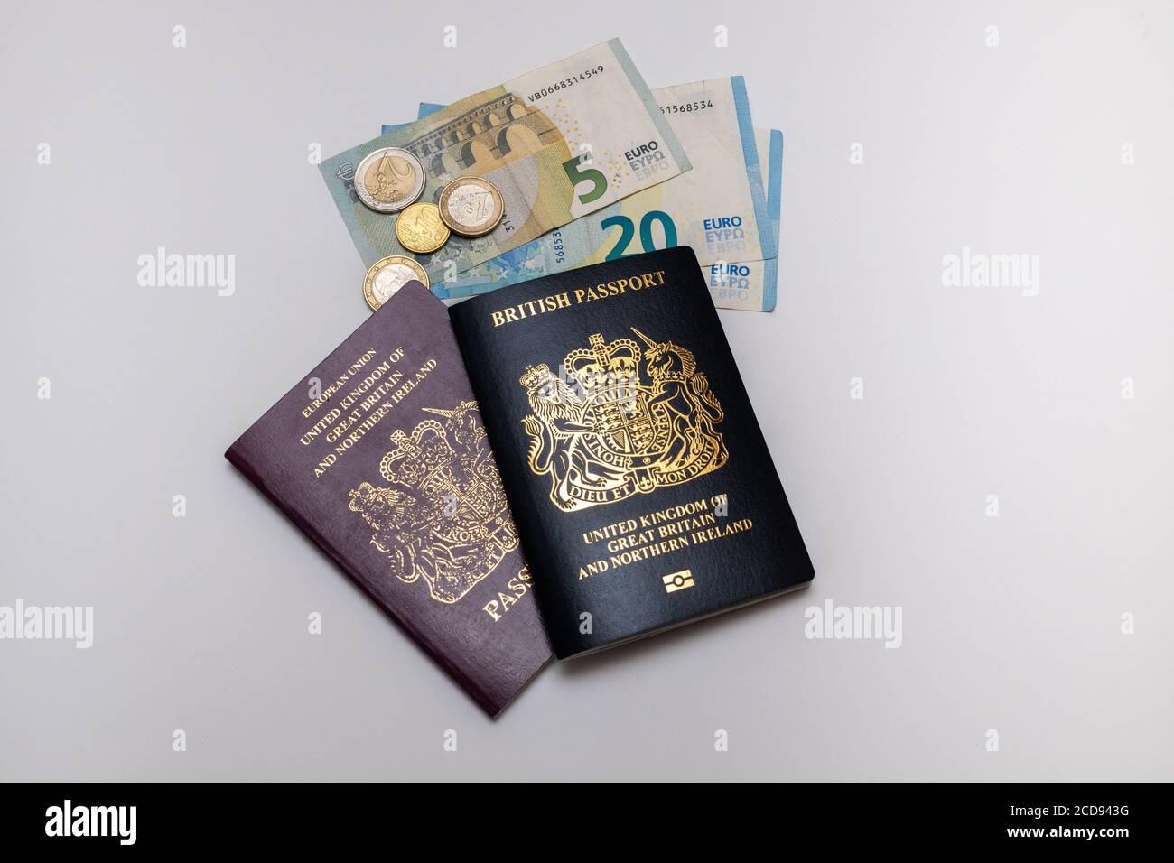 Nouveau passeport britannique bleu. (Royaume-Uni de Grande-Bretagne et  d'Irlande) pour l'après-Brexit et l'ancien passeport de l'UE, ensemble sur  un fond clair Photo Stock - Alamy