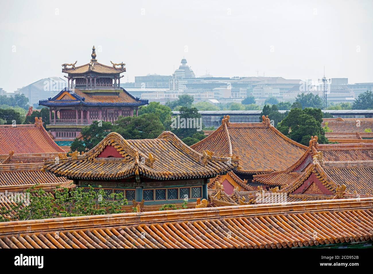 Toits de la Cité interdite montrant les tuiles traditionnelles chinoises de toiture en verre, Beijing, province de Hebei, Chine Banque D'Images