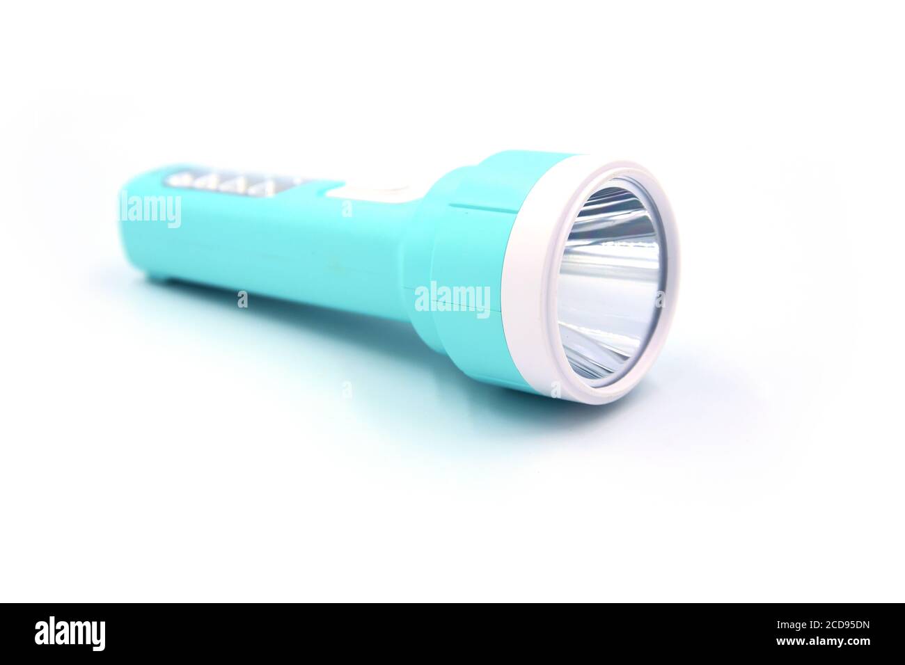 Briquet de poche sur fond blanc. Vue en perspective de la lumière LED bleu vif. Lanterne moderne avec éclairage à l'avant et à la poignée. Équipement de voyage de camp. Pratique l Banque D'Images