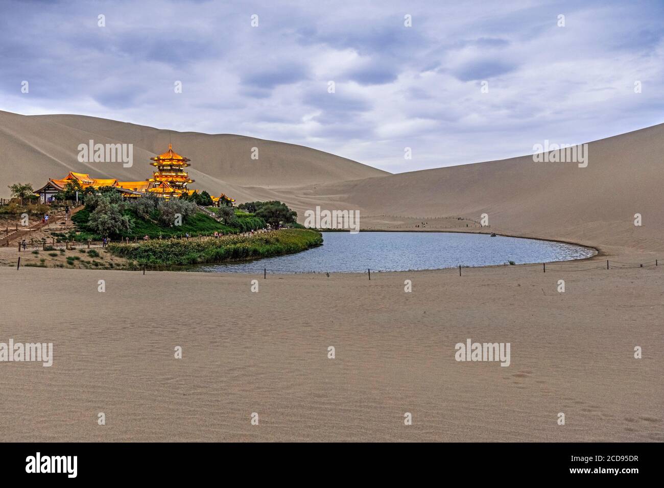 Dunes de sable chantant, pavillon illuminé et lac Yueyaquan / Lac Yueya / Lac Crescent Moon, oasis près de Dunhuang dans la province de Gansu, Chine Banque D'Images