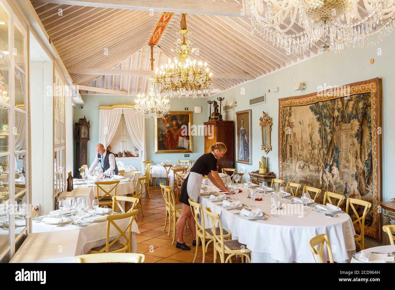 Espagne, îles Canaries, la Palma, personnel d'un restaurant de style baroque préparant des tables pour le déjeuner Banque D'Images